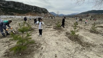 Fidanlar, depremde hayatını kaybedenlerin anısına toprakla buluştu