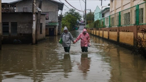 Filipinler'de Fung-wong Tayfunu nedeniyle 2 kişi hayatını kaybetti