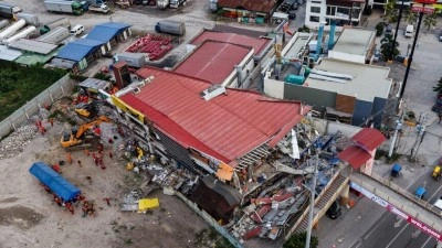 Filipinler'in Mindanao b&ouml;lgesinde meydana gelen 7,8 b&uuml;y&uuml;kl&uuml;ğ&uuml;ndeki depremde &ouml;l&uuml; sayısı 45'e &ccedil;ıktı