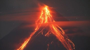 Filipinler'de patlayan Mayon Yanardağı'ndaki lav akıntıları 2,5 kilometre mesafeye ulaştı
