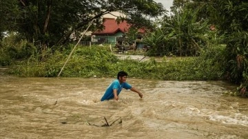 Filipinler'in kuzeyinde karaya ulaşan Doksuri tayfunu nedeniyle en az 2 kişi öldü