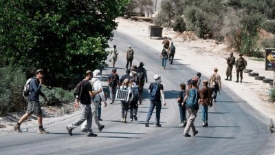 Filistin topraklarını gasbeden İsrailliler, Batı Şeria'da 3 aracı kundakladı, elektrik hattına