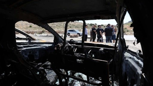 Filistin topraklarını gasbeden İsrailliler Batı Şeria’da araç yaktı, camiye saldırdı