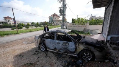 Filistin topraklarını gasbeden İsrailliler, Batı Şeria&rsquo;da bir aracı ateşe verdi