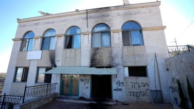Filistin topraklarını gasbeden İsrailliler, Batı Şeria'da bir cami ile iki evi kundakladı