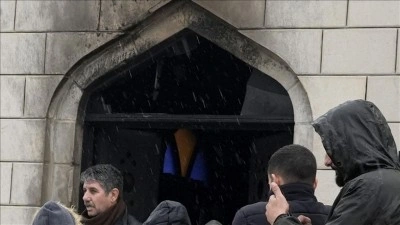 Filistin topraklarını gasbeden İsrailliler, Batı Şeria'da bir caminin girişini yaktı