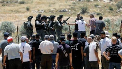Filistin topraklarını gasbeden İsrailliler, Batı Şeria'da &ccedil;ift&ccedil;ilere saldırdı