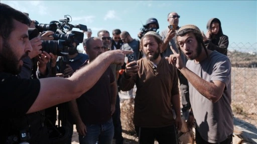 Filistin topraklarını gasbeden İsrailliler, Batı Şeria'da zeytin toplayan Filistinlilere saldır