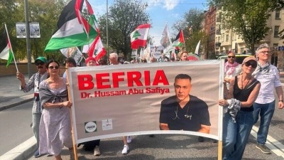 Filistin ve L&uuml;bnan'a saldırılarını s&uuml;rd&uuml;ren İsrail, İsve&ccedil;'te protesto edildi