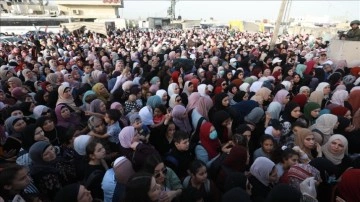 Filistin'de 250 bin Müslüman, Kadir Gecesi için Mescid-i Aksa'ya akın etti