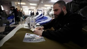Filistin'de bir fabrika depremzedelere yardım için 22 bin uyku tulumu hazırlıyor