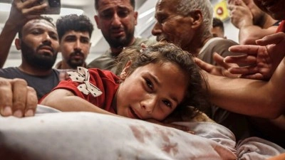 Filistinli 2 &ccedil;ocuğun, İsrail'in Gazze'ye saldırısında &ouml;len babasına ve kardeşlerine vedası