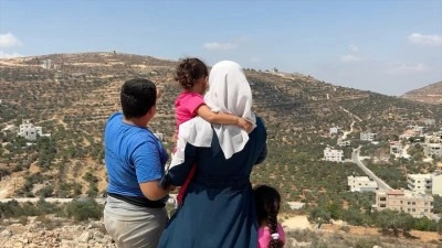 Filistinli anne, hasta kızının tedavisi i&ccedil;in &ccedil;ıktığı evine İsrail ordusunun engeli nedeniyle d&ouml;nemiyor