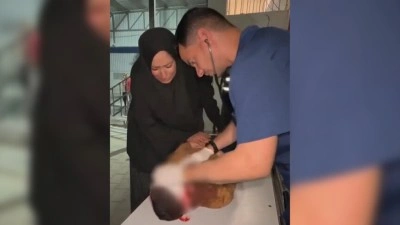 Filistinli anne, İsrail'in Gazze'ye saldırılarında &ouml;len oğlunu kurtarmaları i&ccedil;in doktorlar