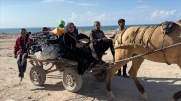 Filistinli anne ve engelli 4 çocuğu at arabasıyla Gazze'nin güneyine geçmeye çalışıyor