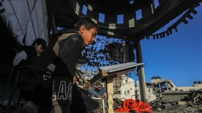 Filistinli &ccedil;ocuklar, cami enkazında Kur&rsquo;an-ı Kerim okuyarak Ramazan-ı Şerifi değerlendiriyor