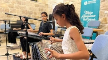 Filistinli çocuklar Kudüs Yunus Emre Türk Kültür Merkezinde kanun konseri verdi