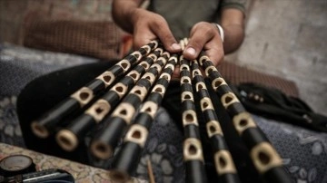 Filistinli genç İsrail ablukasına ve yoksulluğa el emeği müzik aletlerini satarak direniyor
