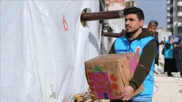 Filistinli gönüllü Adıyaman'da depremzedelere yardım ediyor