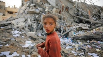 Filistinli kız çocuğu "Canım kardeşim" diyerek kardeşine son vedasını yaptı