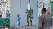 Filistinli ressamdan Ayrım Duvarı&#039;na &#039;İsrail ırkçılığı&#039; temalı çizim