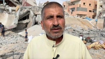 Filistinli şair, Refah'ta yıkılan evinin enkazına bakarak eski günlerin özlemini yaşıyor
