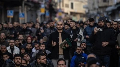Filistinliler, bayram namazını İsrail'in kısıtlamaları sebebiyle kapatılan Mescid-i Aksa &ccedil;evresinde kıldı