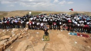 Filistinliler cuma namazını tahliye edilen arazilerde kıldı