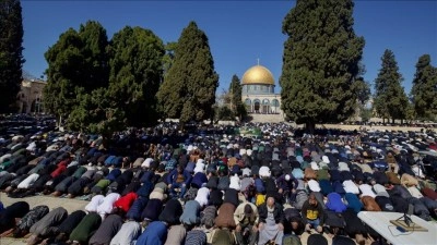 Filistinliler İsrail kısıtlamalarına rağmen Ramazanın ilk cumasında Mescid-i Aksa'ya akın etti