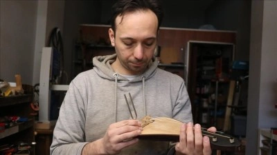 Fizik ile m&uuml;zik arasındaki bağı inceleme merakı klasik kemen&ccedil;e ustası yaptı