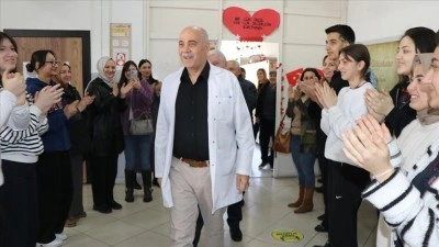 Fizik &ouml;ğretmeni 37 yıl &ouml;nce mesleğe başladığı okuldan s&uuml;rpriz veda t&ouml;reniyle emekli oldu