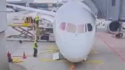 Frankfurt Havalimanı'nda Lufthansa u&ccedil;ağının burun kısmı apronun zeminine oturdu