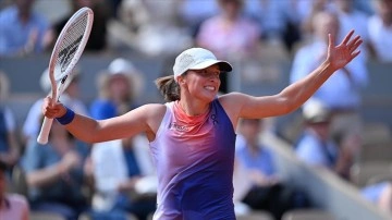 Fransa A&ccedil;ık'ta tek kadınlar finalini Swiatek kazandı