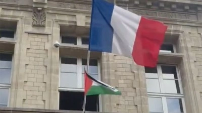 Fransa&rsquo;da bir belediye, siyonizm tasarısına tepki olarak belediye binasına Filistin bayrağı astı