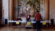 Fransa'da bölge ve vilayetlerde yapılan seçimlere düşük katılımın nedenleri tartışılıyor