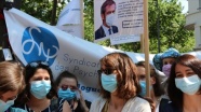 Fransa’da &#039;ciddiye alınmak&#039; isteyen psikologlar gösteri düzenledi