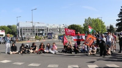 Fransa'da eylemciler, İsrailli firmaların Eurosatory fuarına katılımına tepki olarak yolu kapat