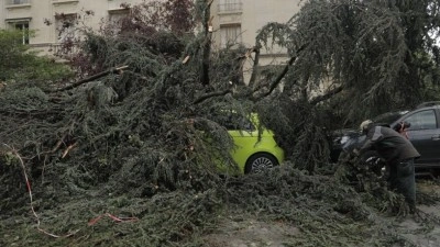 Fransa'da fırtına nedeniyle 2 kişi hayatını kaybetti, 53 bin hane elektriksiz kaldı