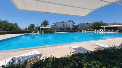 Fransa'da Grenoble kentindeki kamuya a&ccedil;ık havuzlarda "tesett&uuml;rl&uuml; mayo yasağı" onaylan