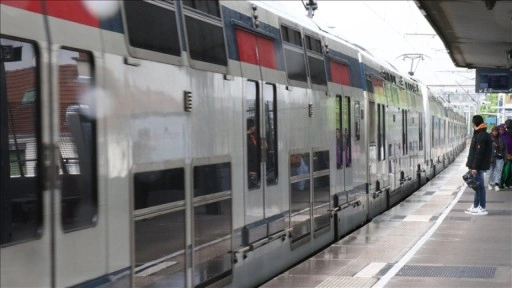 Fransa'da grev nedeniyle demir yolu ulaşımı aksadı