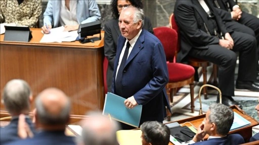 Fransa'da güvenoyu alamayan Başbakan François Bayrou'nun azınlık hükümeti düştü