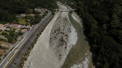 Fransa'da haftalardır s&uuml;ren aşırı sıcaklar nehirlerin su seviyesini d&uuml;ş&uuml;rd&uuml;