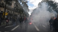 Fransa'da hükümetin sosyal politikalarına karşı grev ve gösteriler düzenlendi