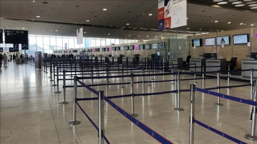 Fransa'da işçi grevi nedeniyle Paris ve çeşitli şehirlerde bazı uçuşlar iptal edildi