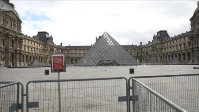 Fransa'da Louvre M&uuml;zesi'nin farklı b&ouml;l&uuml;mleri ciddi su sızıntısı nedeniyle ziyarete kapatıldı