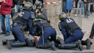 Fransa'da polis şiddetine göz yummakla suçlanan Paris Emniyet Müdürü'nün istifası istendi