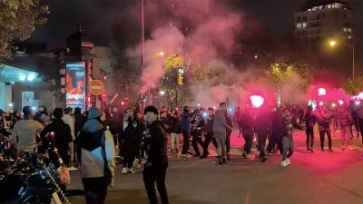 Fransa'da PSG'li taraftarların galibiyet kutlamalarında &ccedil;ıkan olaylar sebebiyle 127 kişiye g&ouml;zaltı