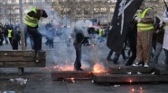 Fransa&#039;da sarı yeleklilerin gösterileri şiddete dönüştü