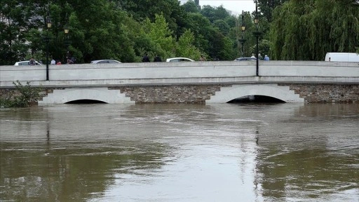 Fransa'da şiddetli yağışlar sebebiyle 5 vilayette sel alarmı