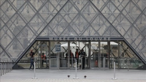 Fransa'da soygunun yapıldığı Louvre Müzesi'ndeki bazı mücevherler merkez bankasına taşındı